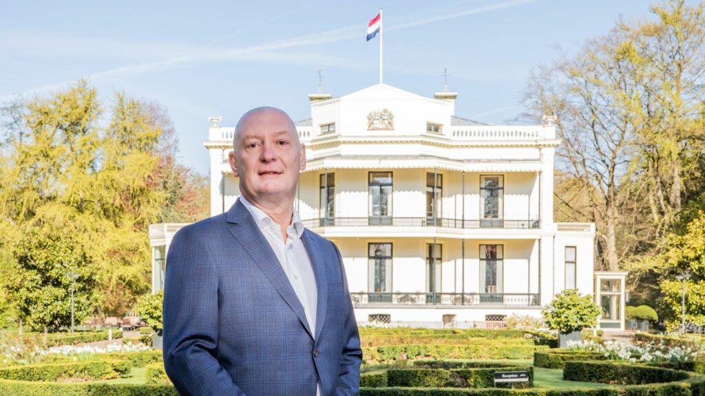 Willem van Enter in front of Kasteel De Vanenburg